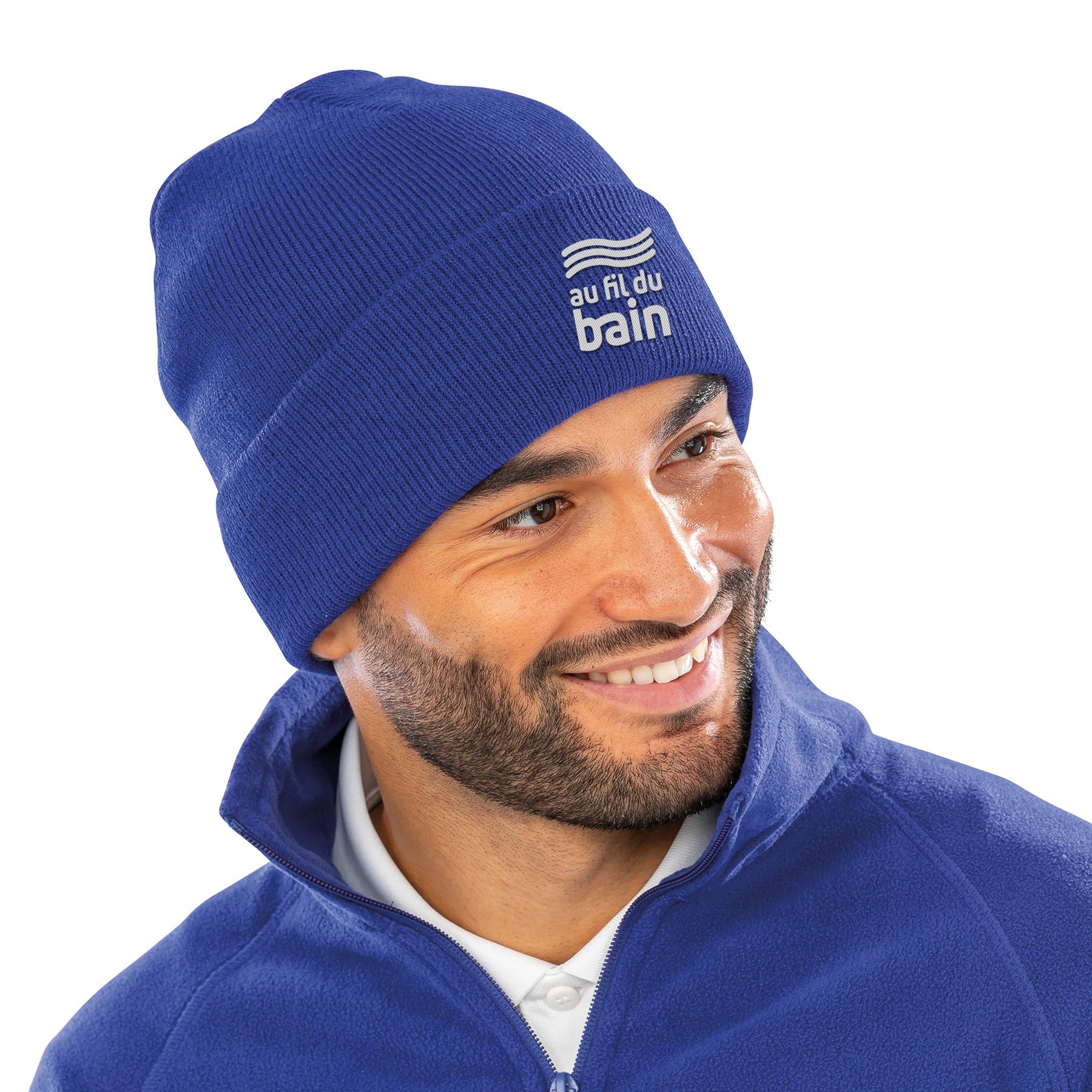 Bonnet à revers bleu roi porté, logo Au Fil du Bain brodé blanc au centre du revers